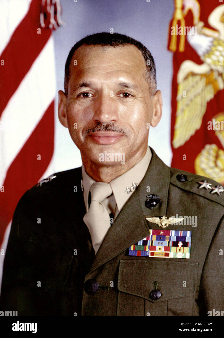 Retrato oficial Mayor General Charles F. Bolden Jr., Comandante General Adjunto, la Primera Fuerza Expedicionaria de la Marina. Mayor General Charles F. Bolden Jr. en 1997 Foto de stock