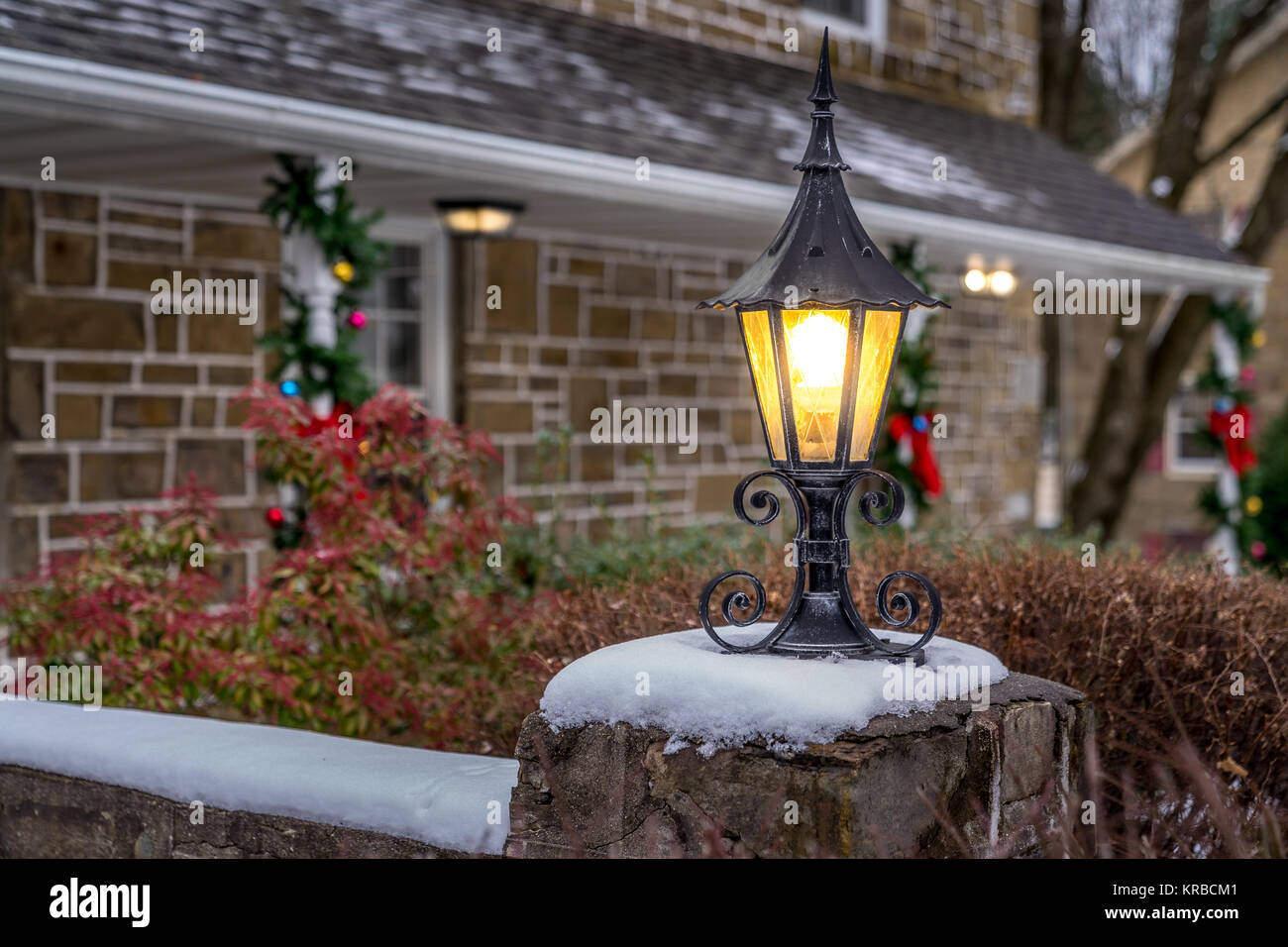 Linterna de exterior iluminada con nieve blanca da un personaje extra para un decorado de vacaciones. Concepto de vacaciones. Foto de stock