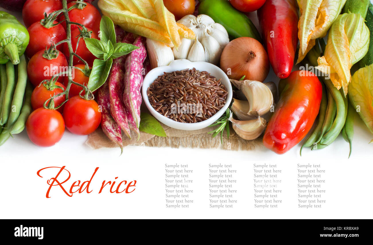 Rojo en el cuenco de arroz orgánico y hortalizas frescas Foto de stock