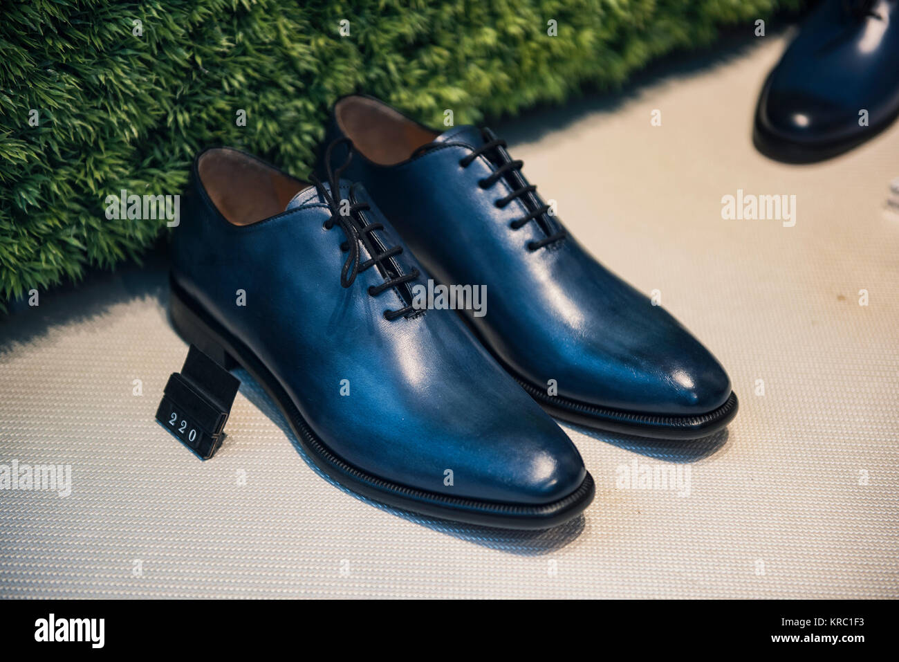 Zapatos caros para hombre fotografías e imágenes de alta resolución -  Página 3 - Alamy