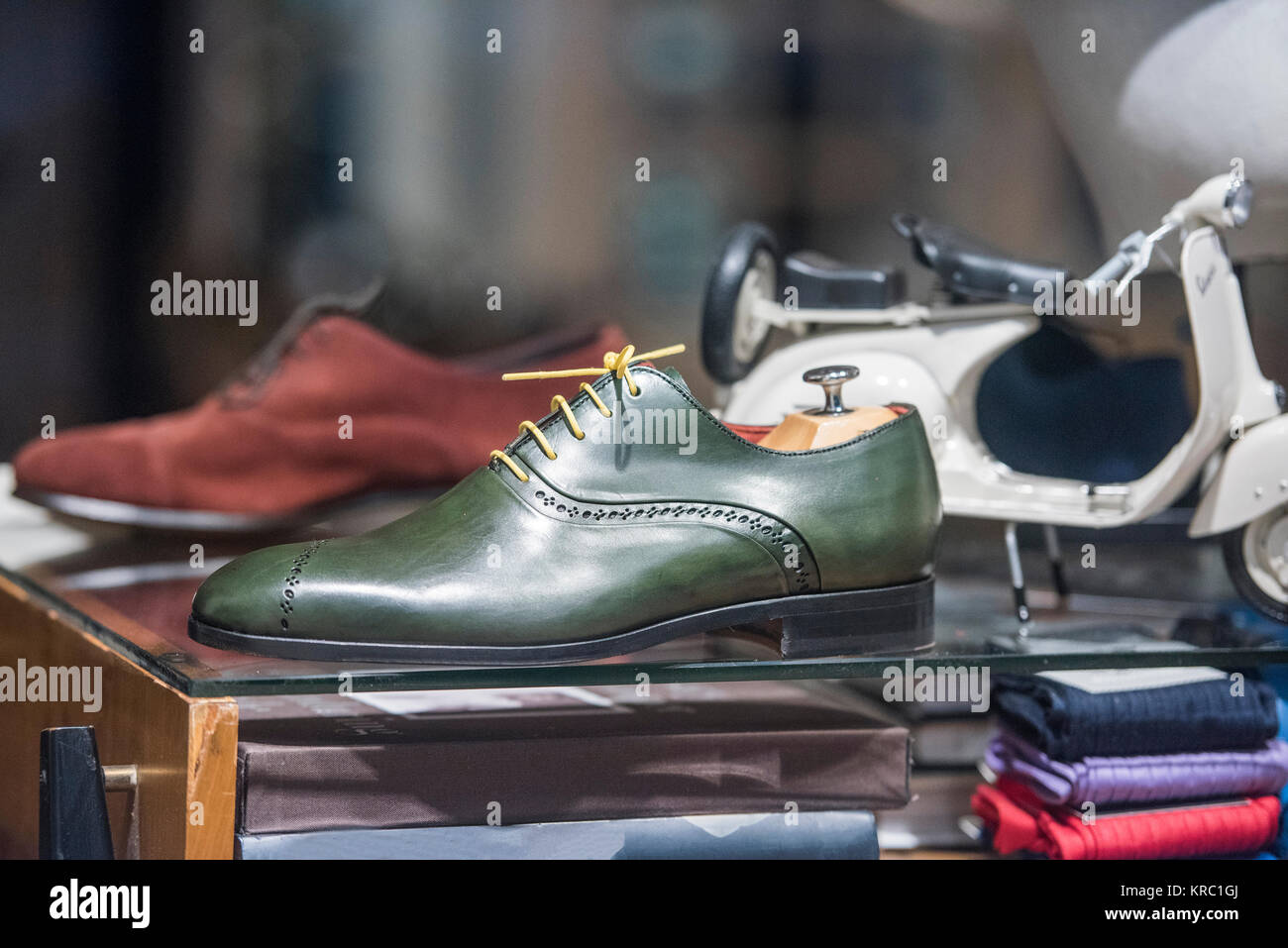 Los hombres elegantes zapatos en una tienda en París Fotografía de stock -  Alamy