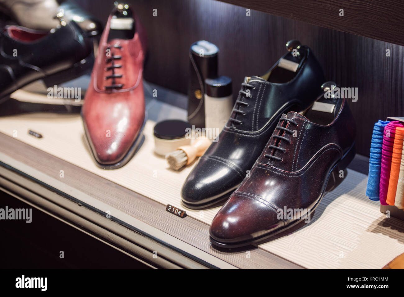 Los hombres elegantes zapatos en una tienda en París Fotografía de stock -  Alamy