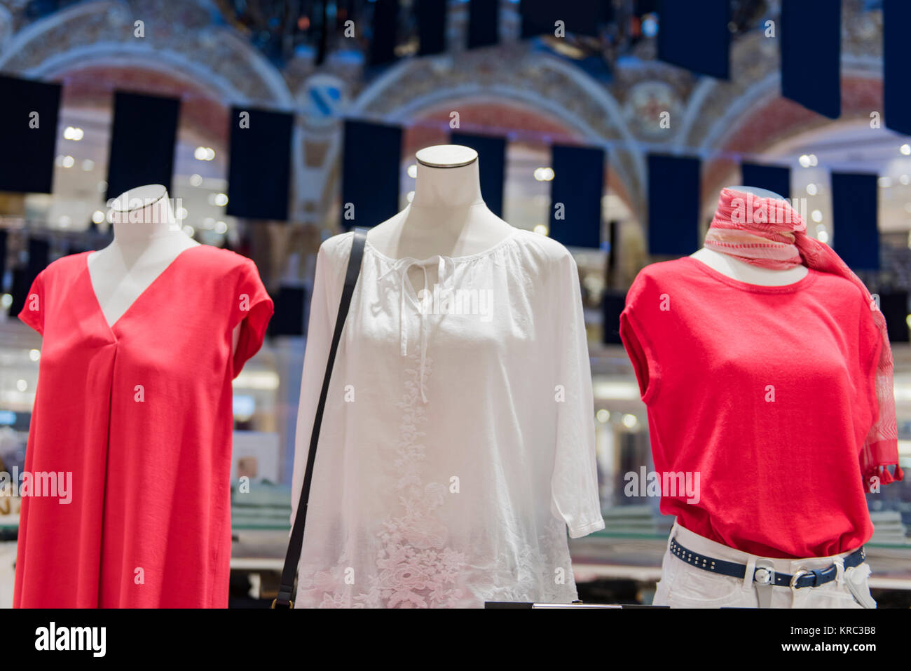 Ropa de mujer en la parte delantera con tienda en París de fondo Fotografía  de stock - Alamy