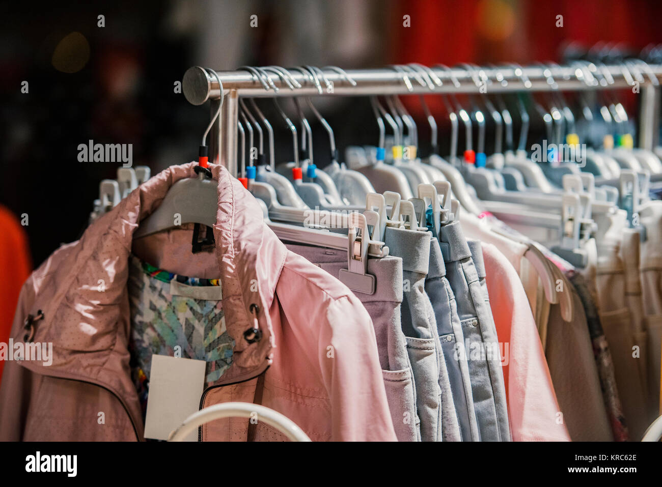 Tienda de ropa para mujer fotografías e imágenes de alta resolución - Alamy