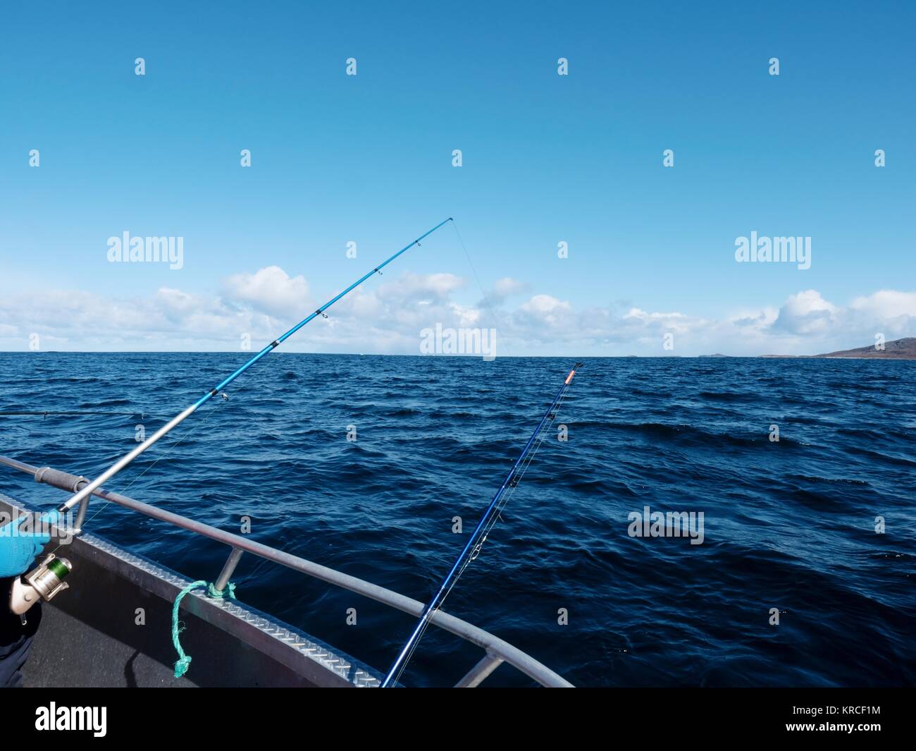 Barco de Pesca con cañas de pescar flotando en mar abierto. Un hermoso  cielo de fondo. Pesca deportiva Fotografía de stock - Alamy