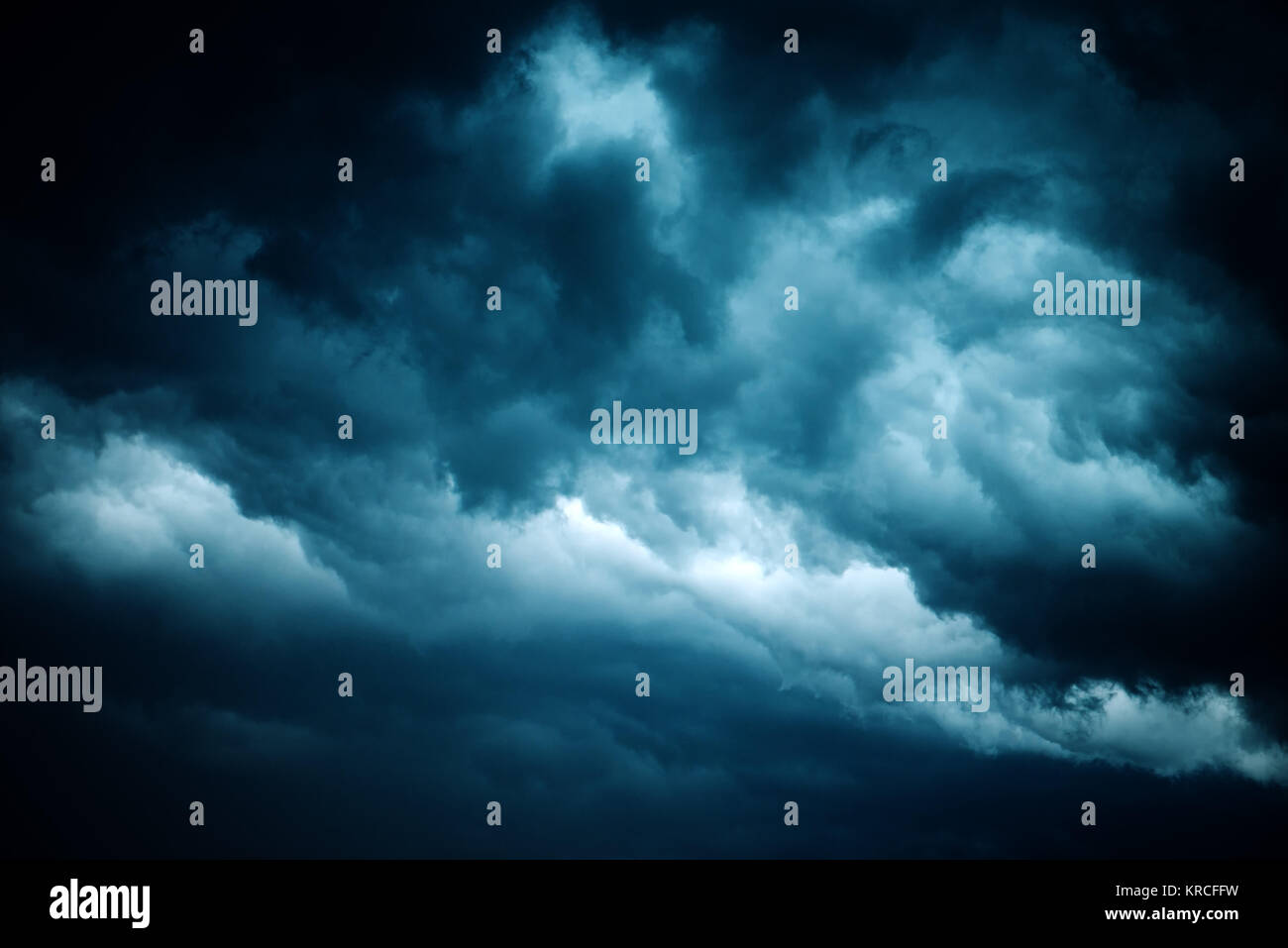 Cielo tormentoso, las nubes oscuras antes de la lluvia. Tiempo, clima y meteorología de fondo. Foto de stock