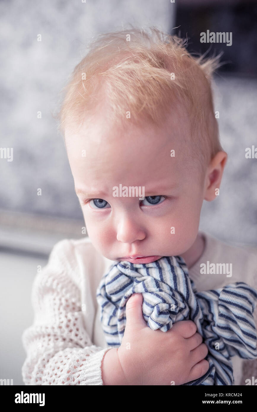 Bebe Triste Fotos E Imagenes De Stock Alamy