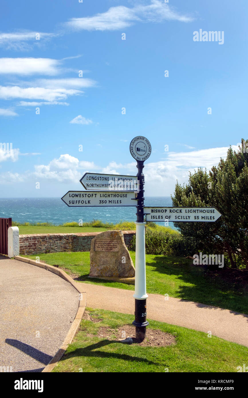 Signpost apuntando a otras ubicaciones de faro notable en el Reino Unido, un lagarto Lighthouse & Heritage Center, un lagarto Punto, Cornualles, en el REINO UNIDO Foto de stock