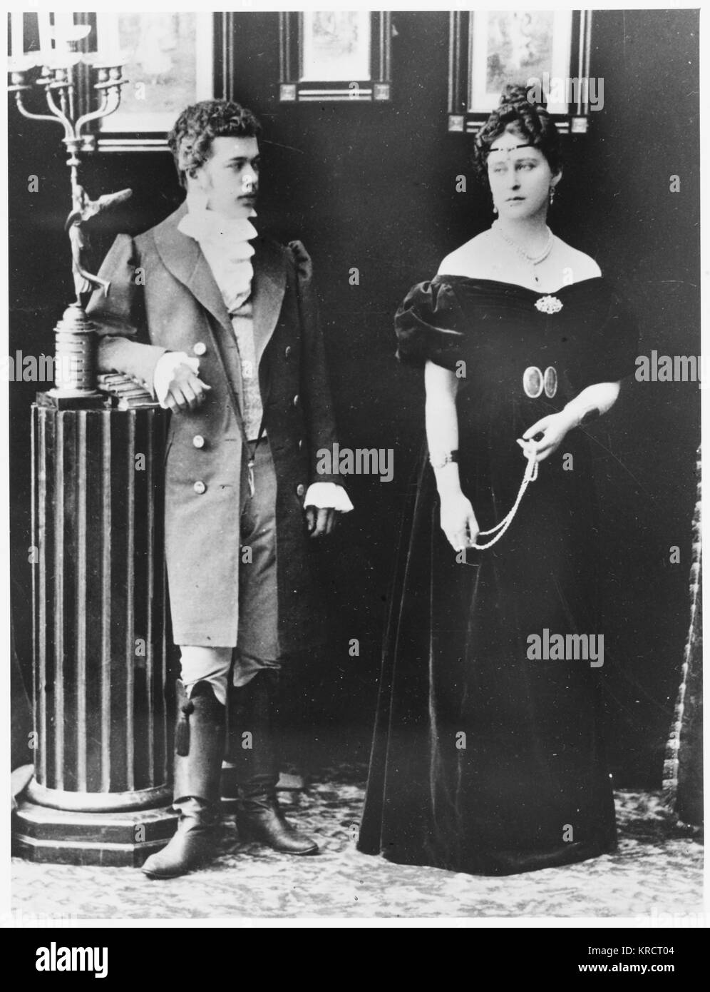 ELIZABETH FEODOROVNA - gran duquesa rusa con el futuro zar Nicolás II en vestuario teatral (para el juego Eugenie Onegin) Fecha: FL. 1880 Foto de stock
