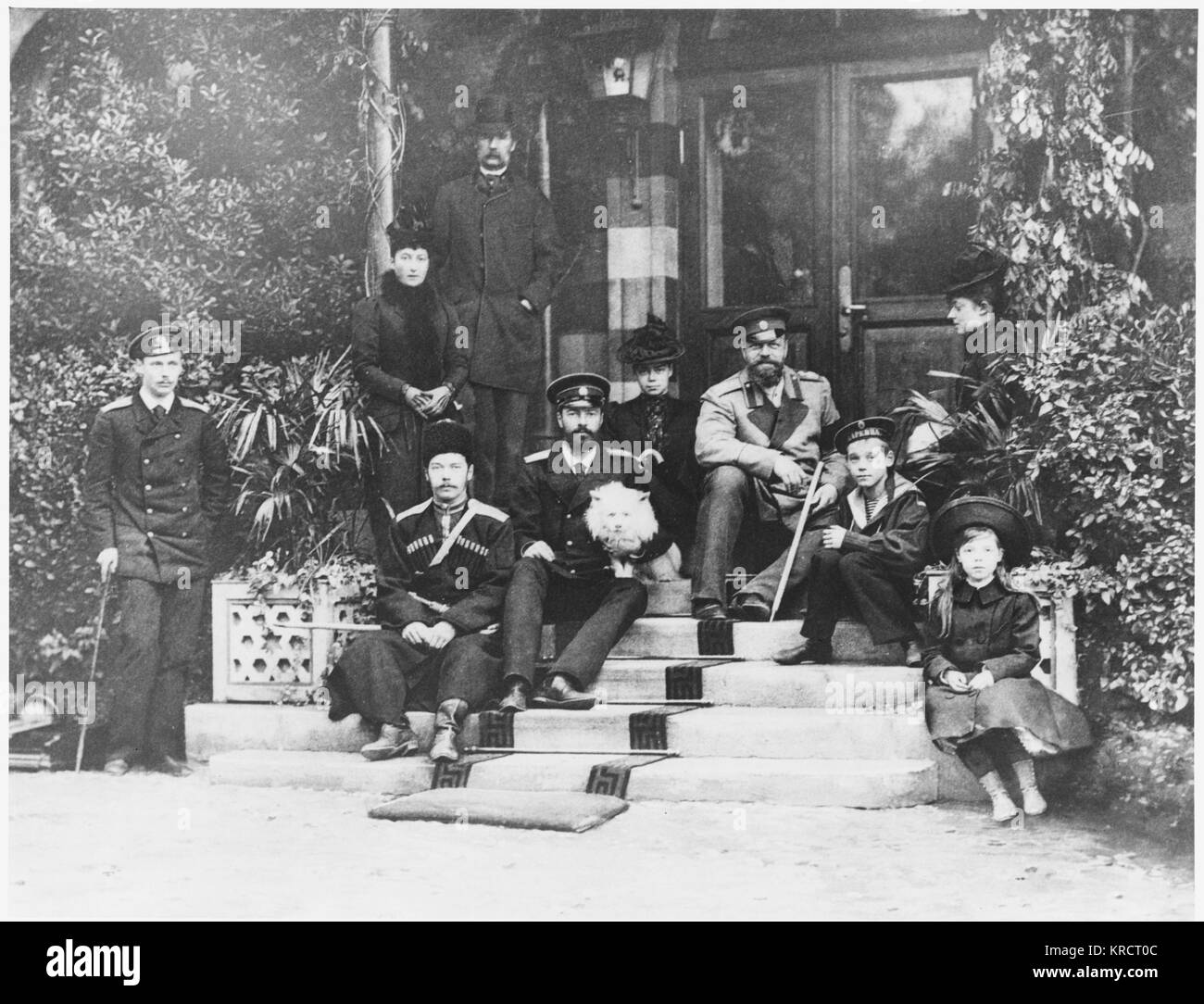 Una escena familiar incluyendo Nicholas II (primera fila, segunda desde la izquierda) y Christian IX de Dinamarca. Alejandro III es el centro, asentado. Fecha: 1845 - 1894 Foto de stock