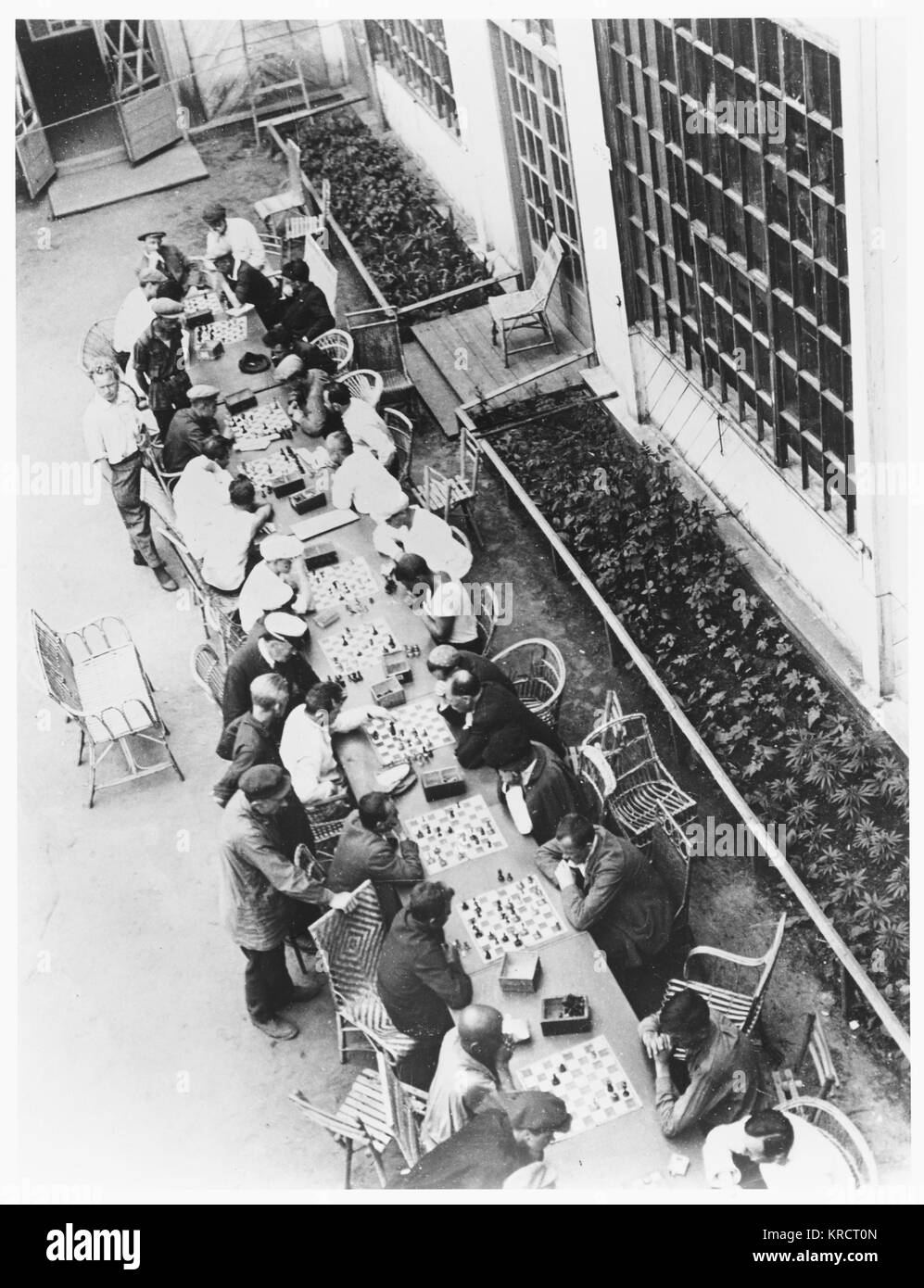 Los trabajadores (incluida la Filippovs) disfrutar de juegos de ajedrez en el Parque Gorky, Moscú Fecha: 1931 Foto de stock