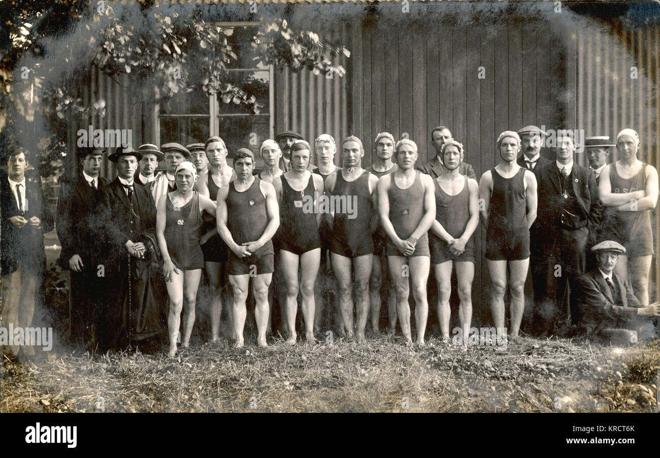 Un line-up de doce hombres en trajes de baño y tapas y doce hombres en trajes. Fecha: circa 1913 Foto de stock