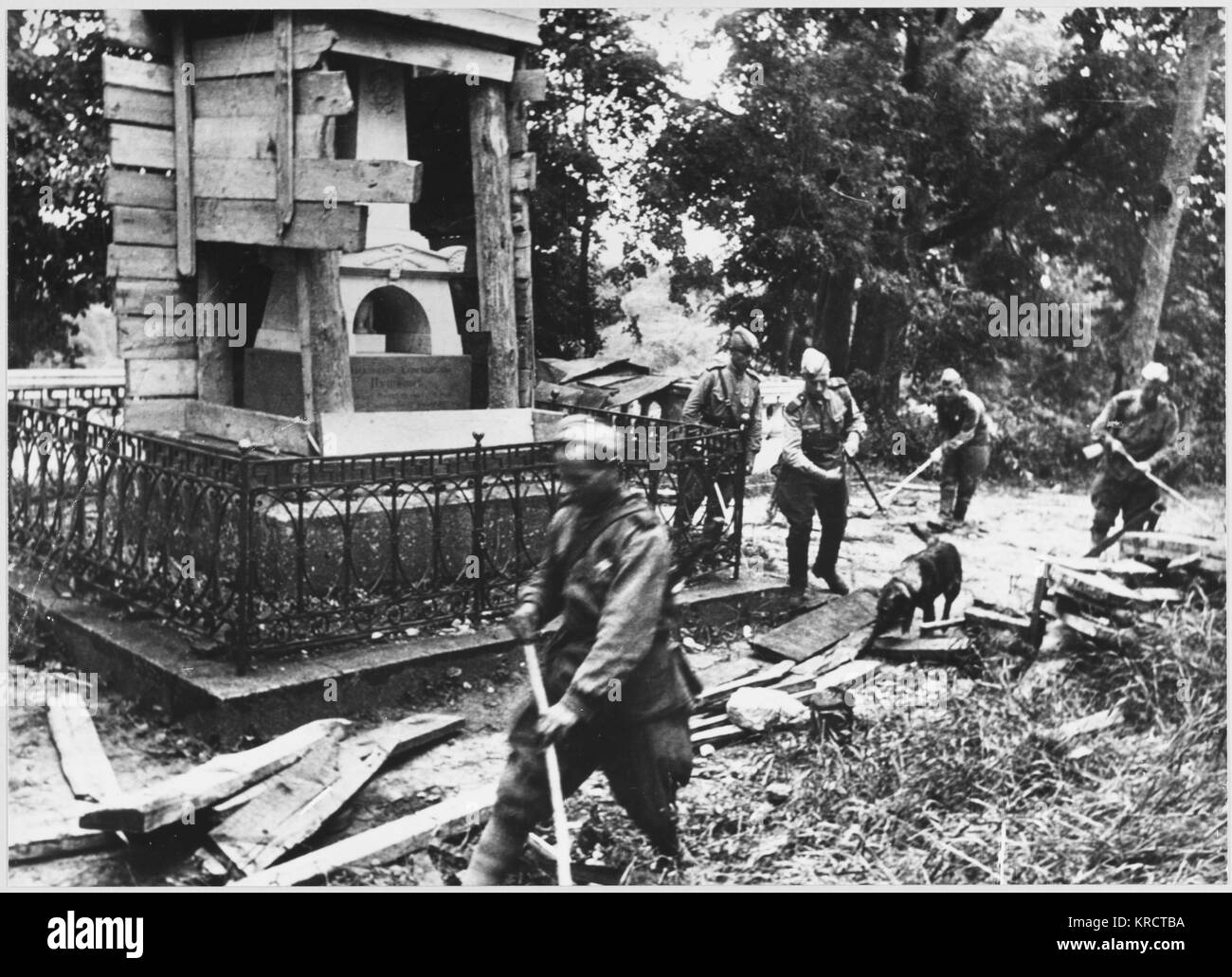 Equipo de eliminación de bombas soviética revisar el área alrededor de la tumba de Pushkin. Fecha: 1942 - 1945 Foto de stock