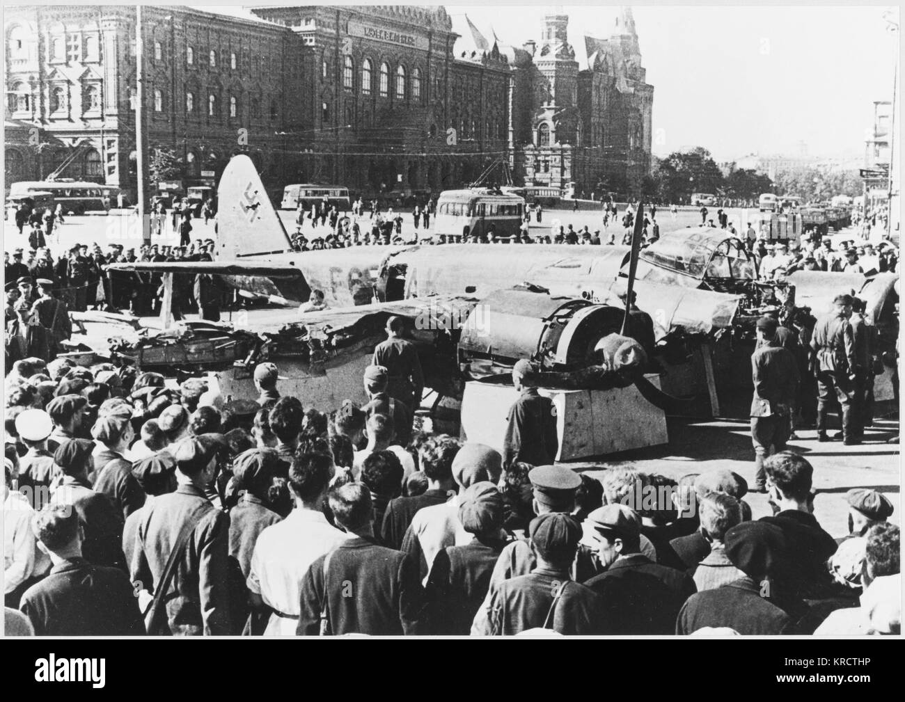El primer bombardero Nazi derribado en Moscú se exponen para que los ciudadanos puedan compartir en la victoria Fecha: 22 de julio de 1941 Foto de stock