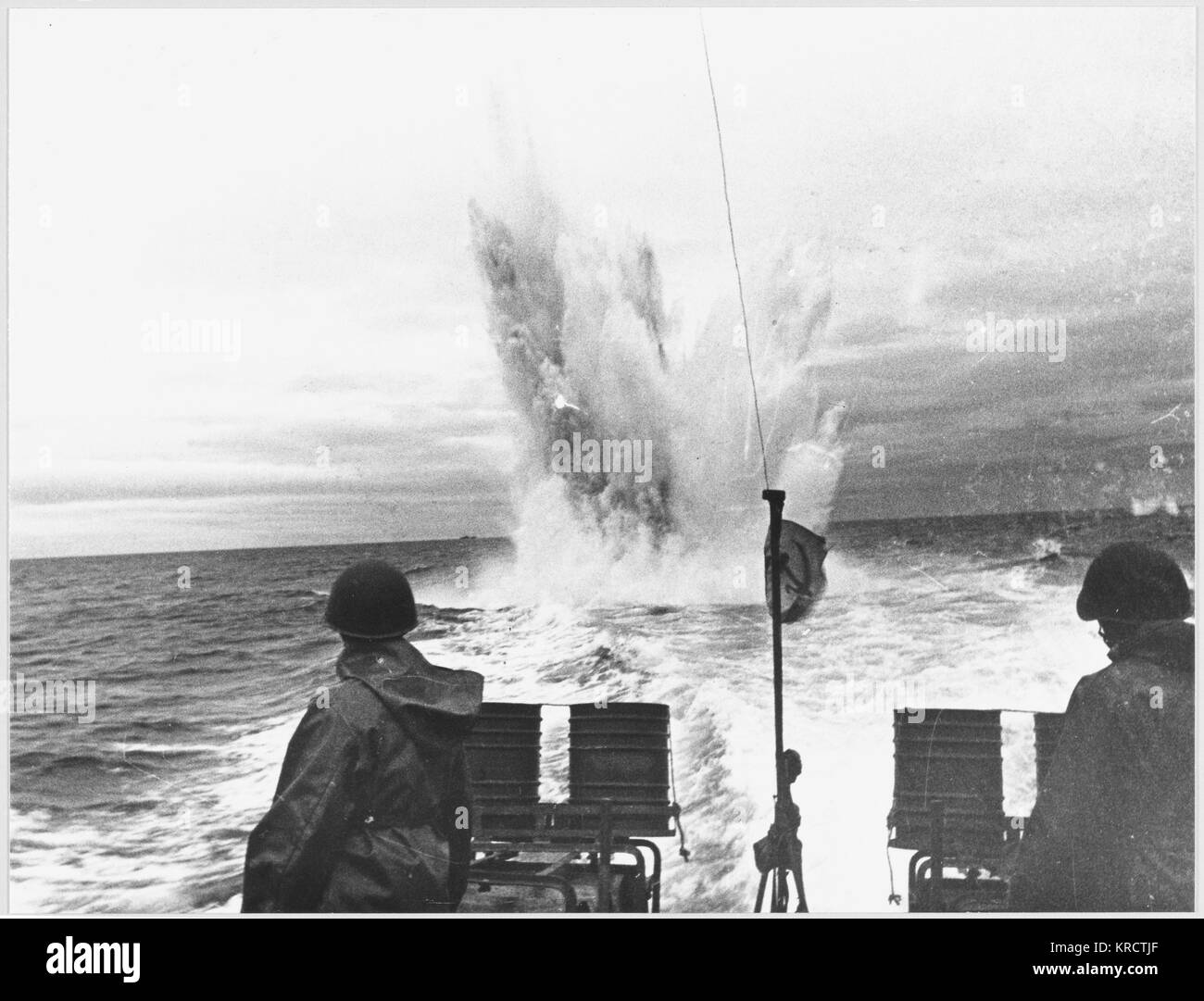 Lanzar una carga de profundidad de un mar soviético Hunter. Foto de stock