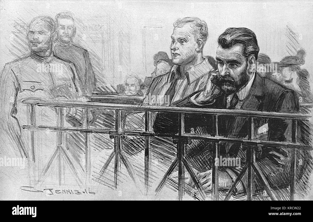 Roger Casement y Julian Bailey son juzgados por traición a la patria. Casement fue encontrado culpable y posteriormente ahorcado. Fecha: 1916 Foto de stock