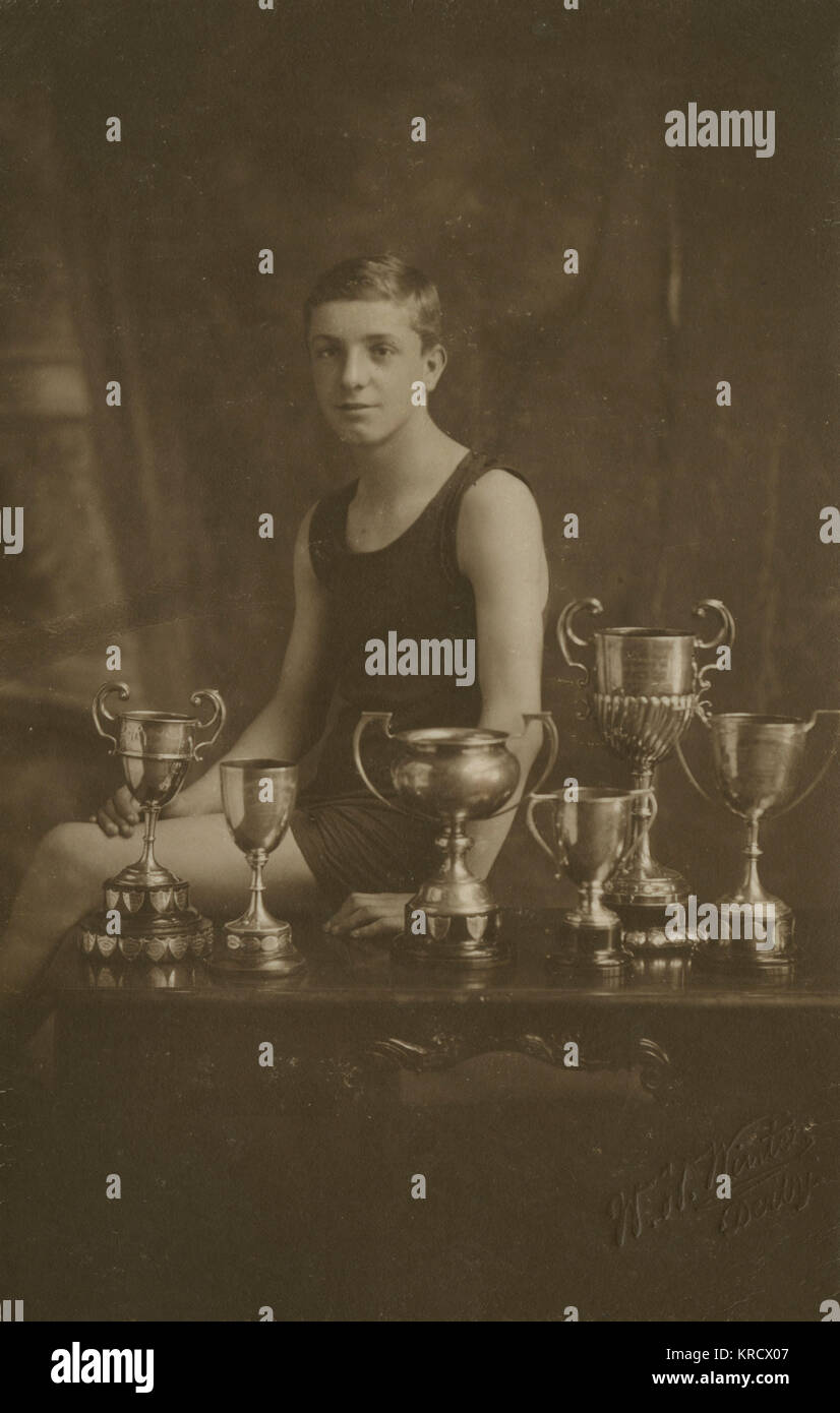 Campeón de natación de catorce años con trofeos Foto de stock