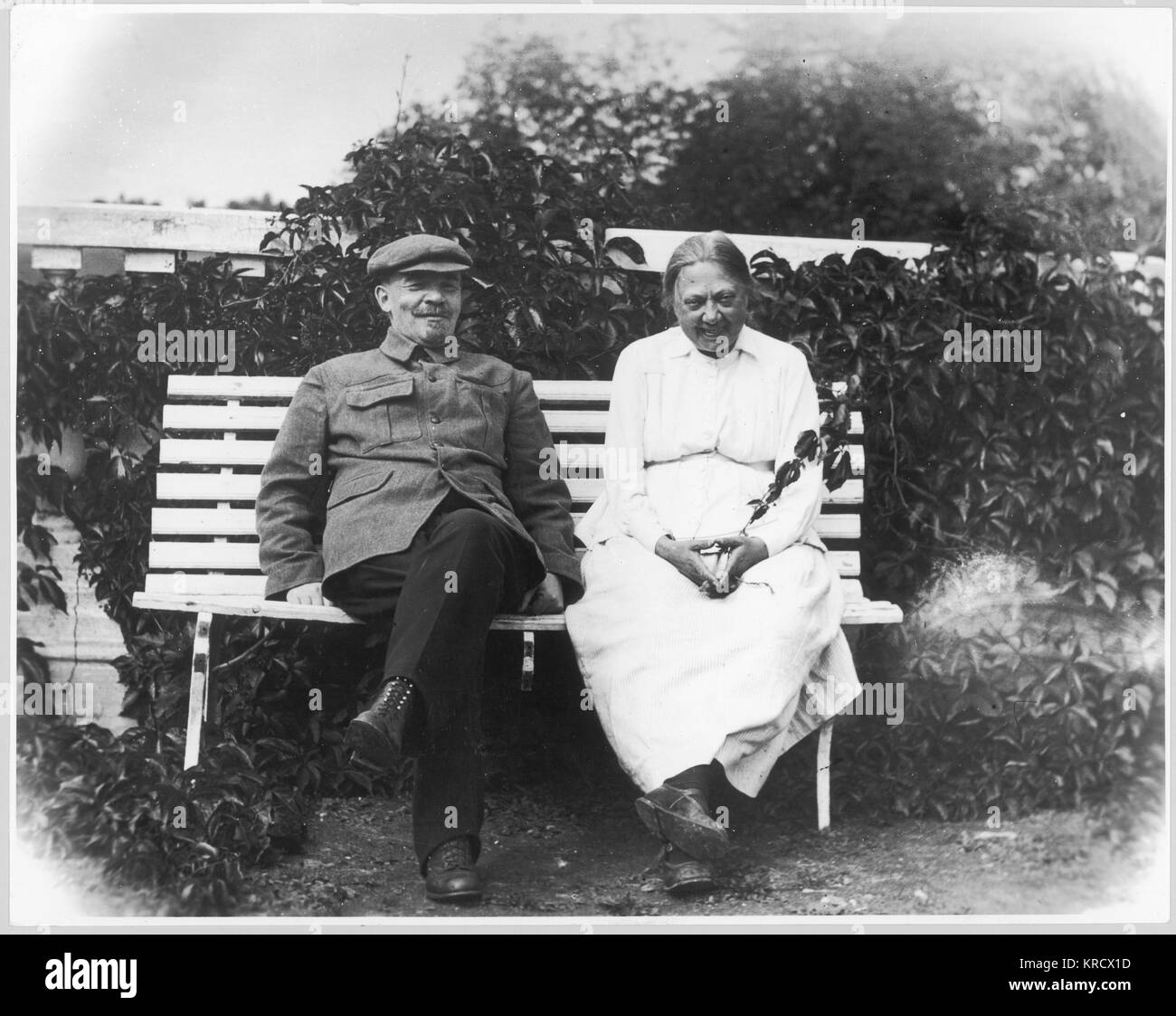 VLADIMIR ILICH ULYANOV Lenin con su esposa Nadezhda Krupskaya en Gorki, 1922. Fecha: 1870 - 1924 Foto de stock