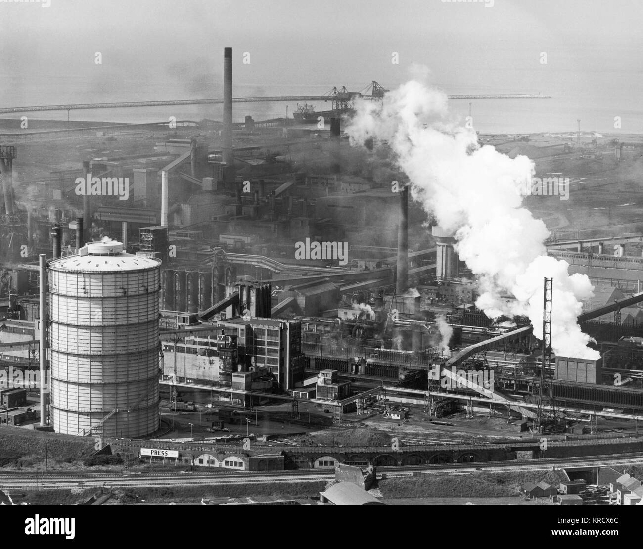 Parte del Port Talbot acerías en West Glamorgan, con la terminal de mineral en la distancia. Fecha: 1960 Foto de stock