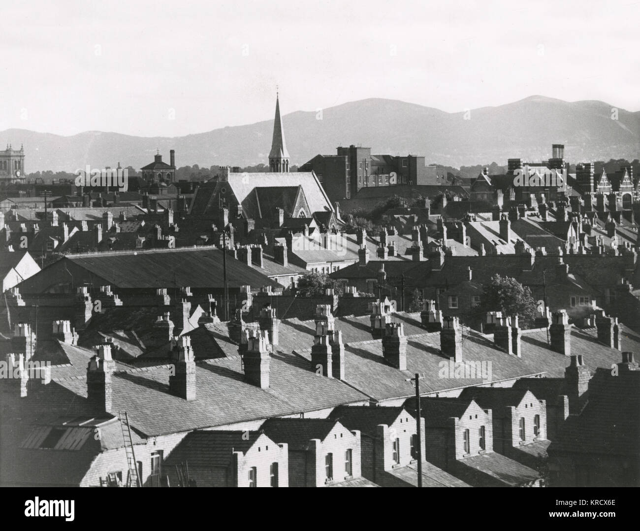 Una vista de los tejados y chimeneas en Worcester, Inglaterra. Fecha: 1960 Foto de stock