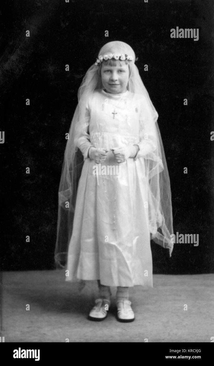 Vestido De Confirmación Blanco Fotos e Imágenes de stock - Alamy