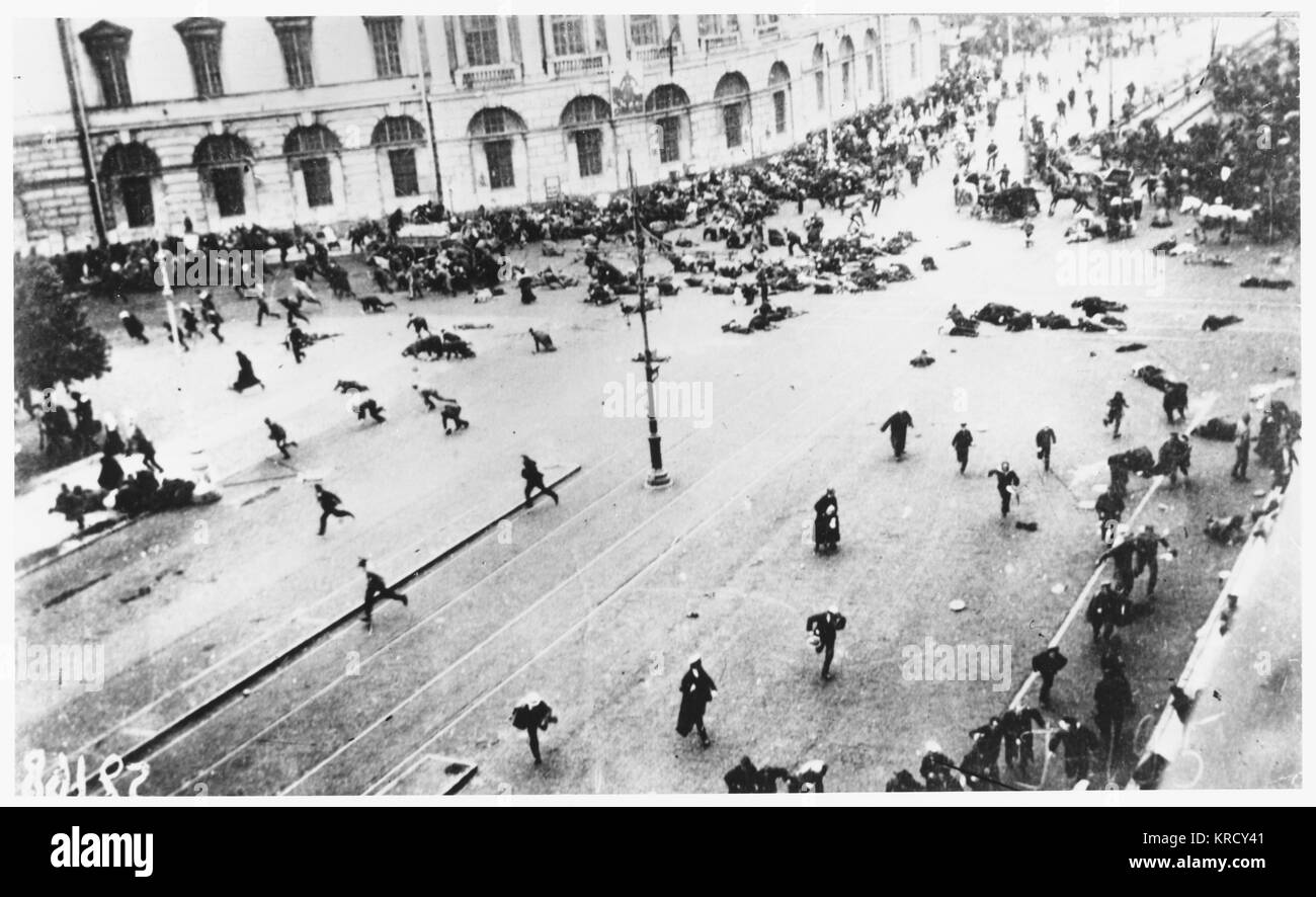 Las tropas gubernamentales abrir fuego contra manifestantes en Nevsky Prospekt, Petrogrado Fecha: Julio de 1917 Foto de stock