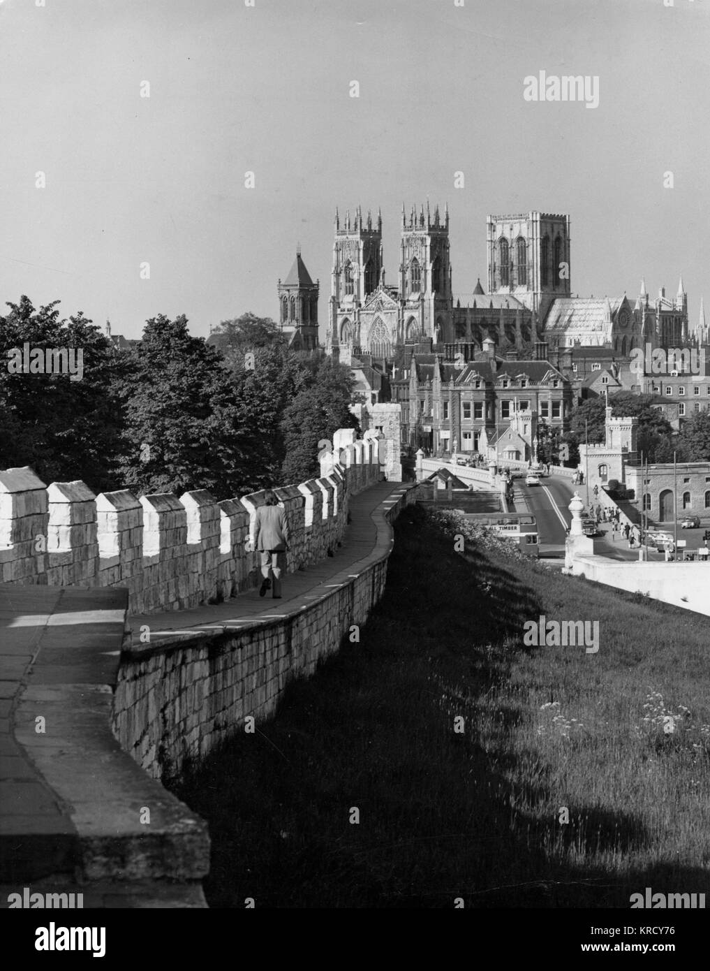 Una hermosa vista de la histórica ciudad de York, mirando al Noreste de las murallas de la ciudad hacia la Catedral de York. Fecha: 1970 Foto de stock