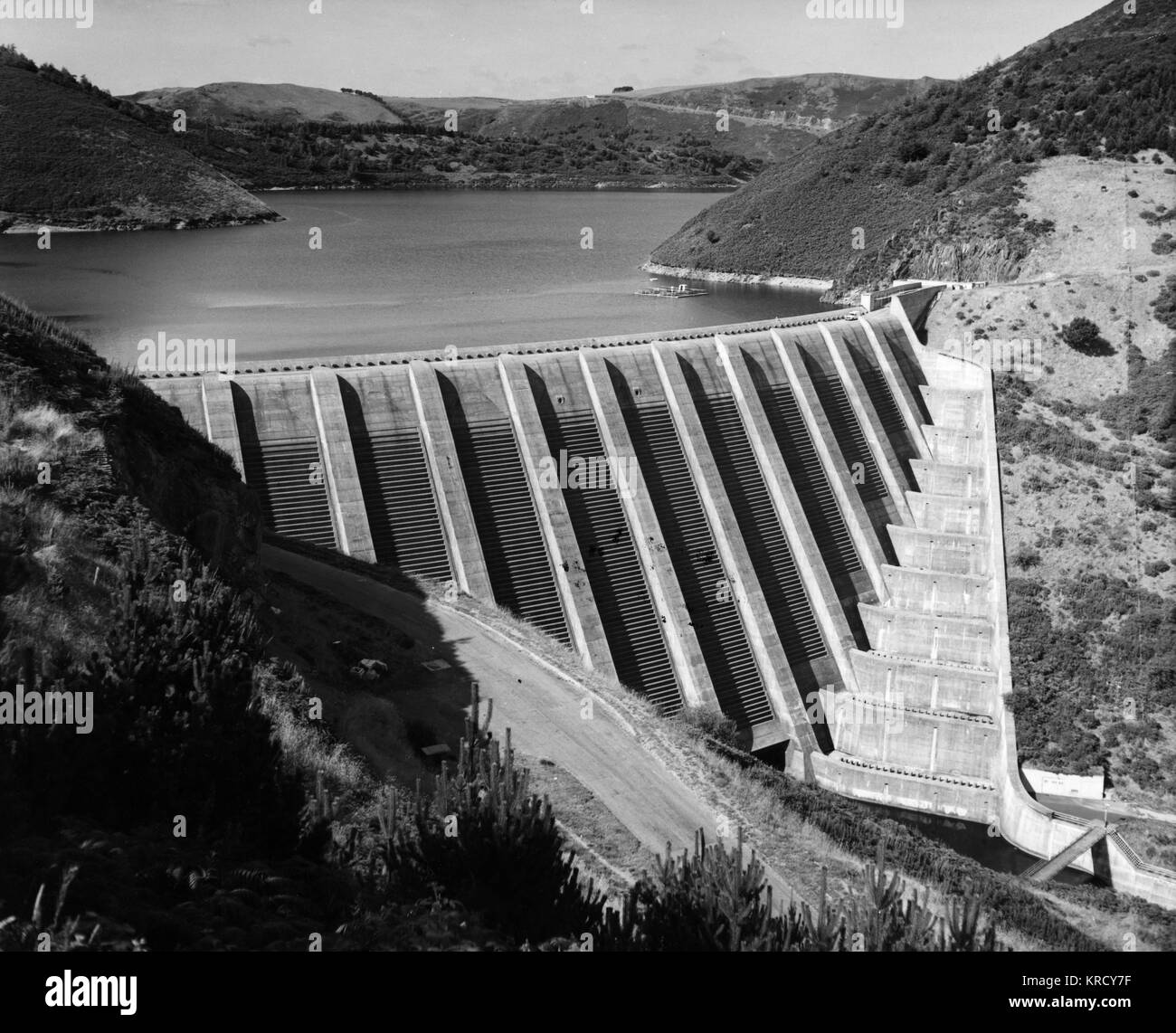 Clywedog Dam, Montgomeryshire, Gales. Fue construida para regular el flujo de agua en el río Severn. Fecha: completado 1968 Foto de stock