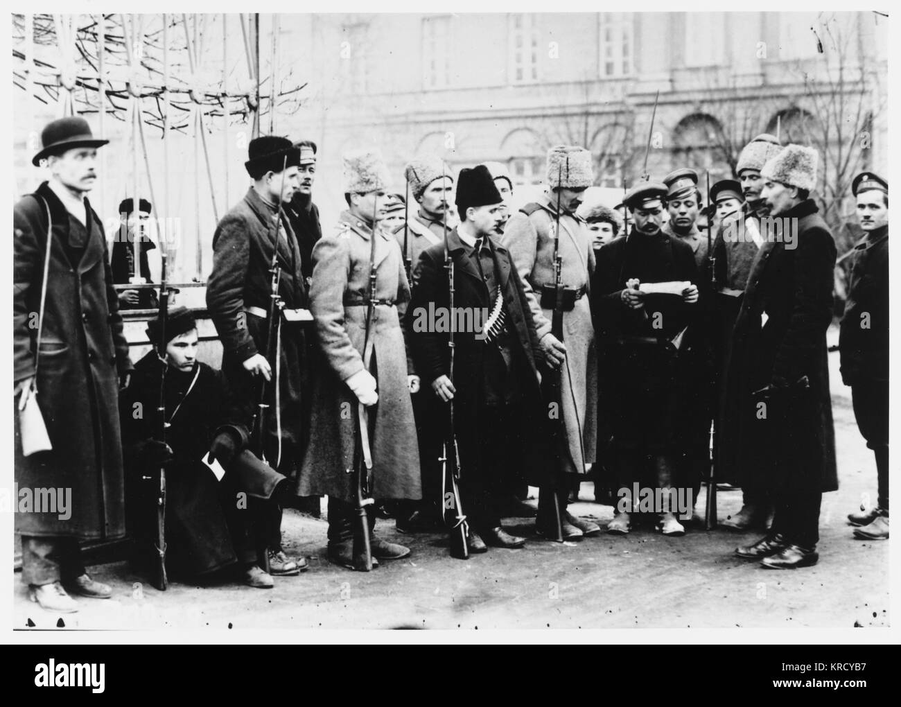 Los miembros de la Guardia Roja de verificar los documentos de identidad de personas en las calles de Petrogrado : revoluciones vienen y van, pero la burocracia es para siempre. Fecha: Octubre de 1917 Foto de stock