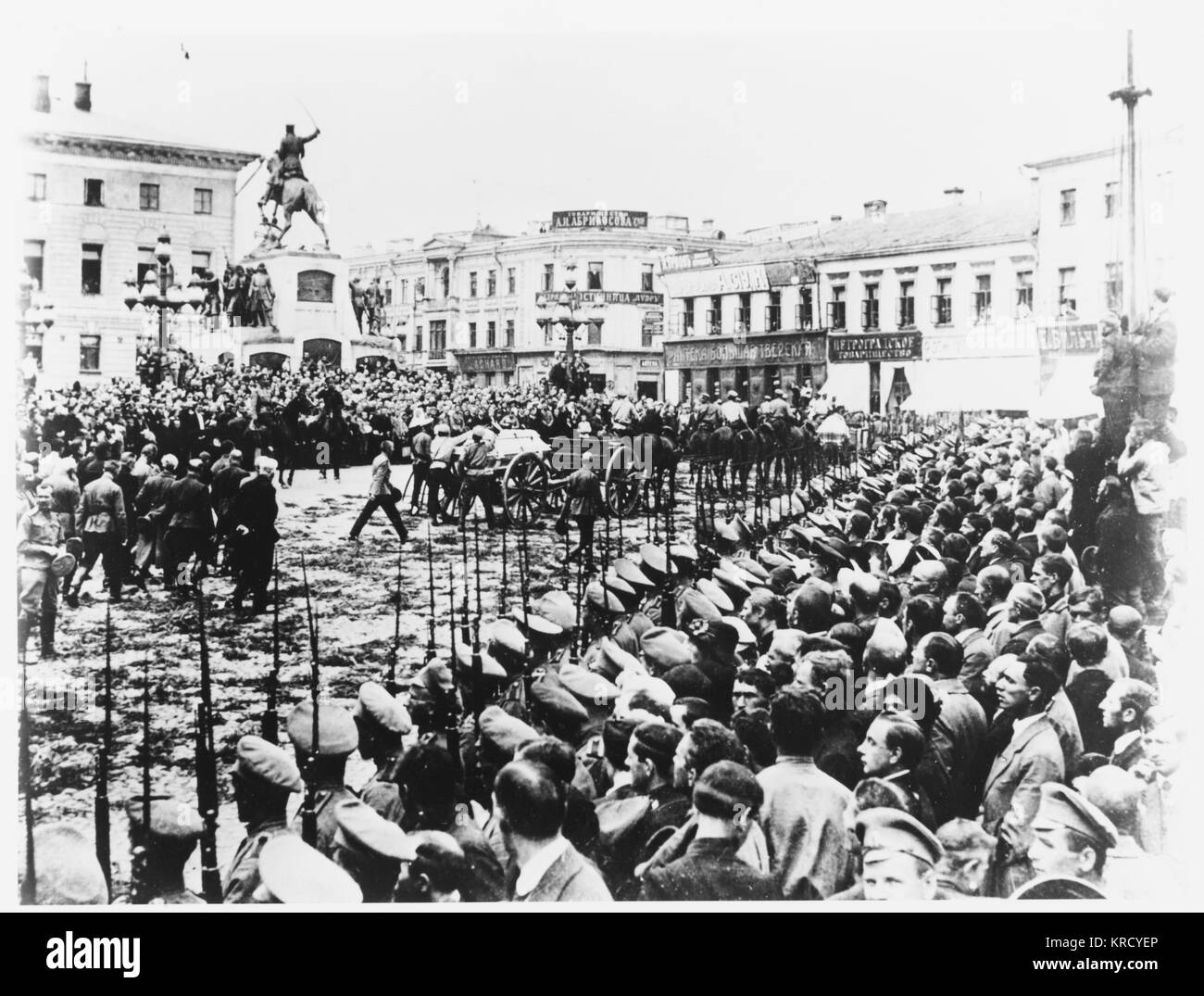 El funeral de aquellos que dieron sus vidas en la lucha por la revolución en Moscú es, por supuesto, la ocasión para un ejercicio de propaganda masiva. Fecha: Noviembre de 1917 Foto de stock