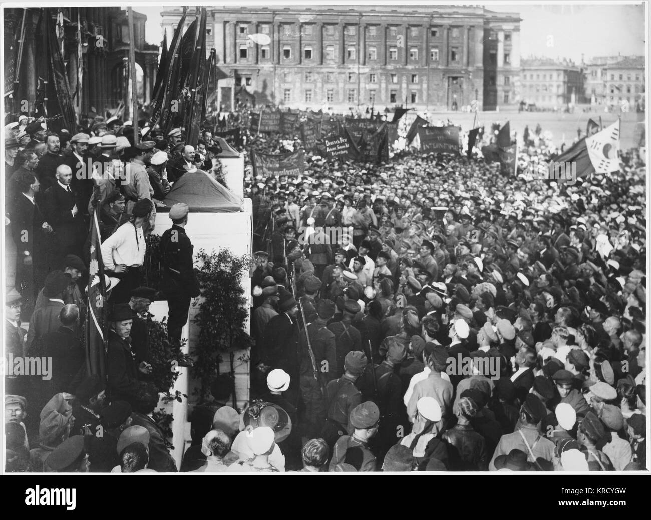 Lenin aborda una enorme multitud en Moscú. Fecha: circa 1920 Foto de stock