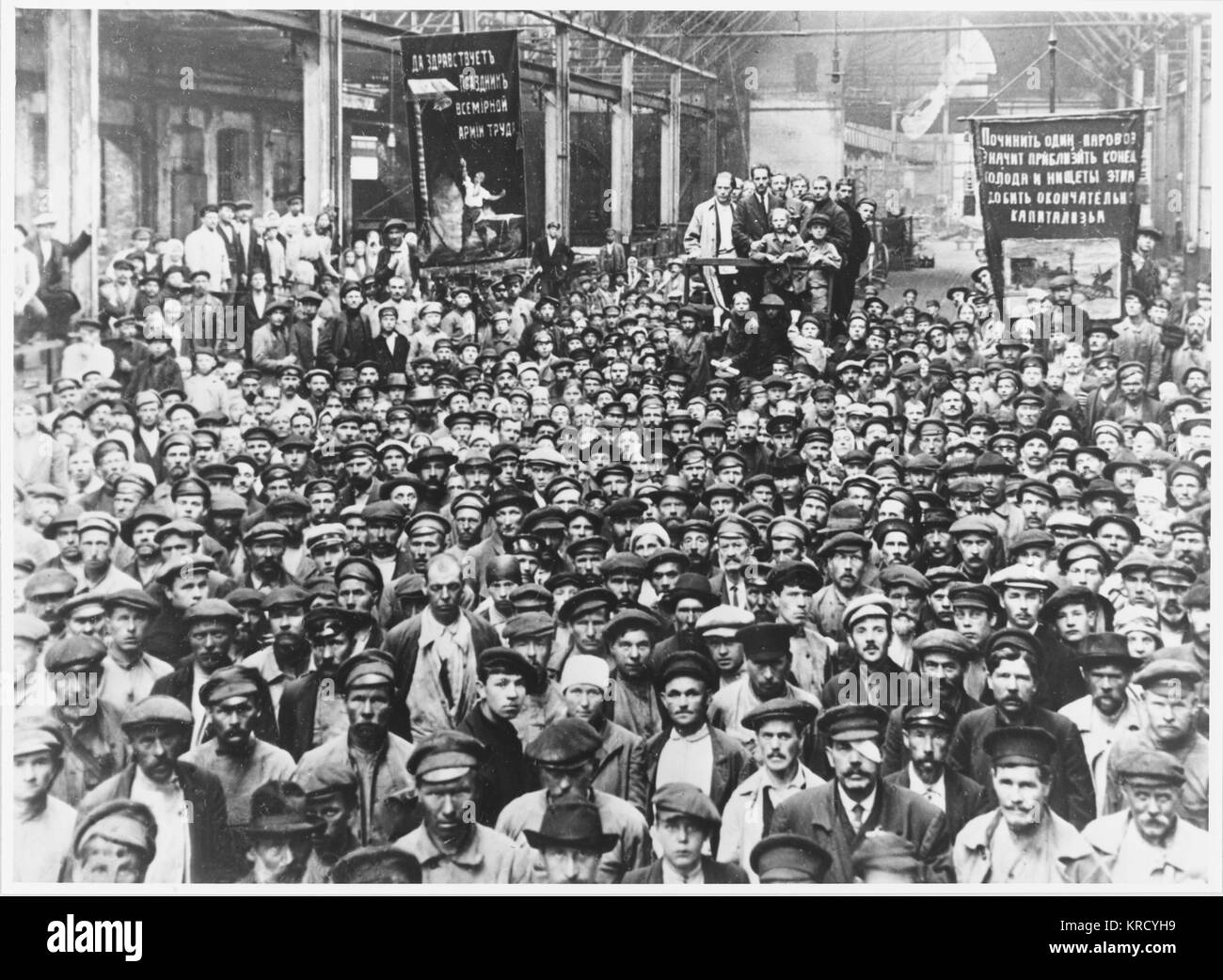 Los trabajadores de la fábrica de Putilov, quien desempeñó un papel crucial en la toma de poder de los Bolcheviques, en una reunión de la elección para el Consejo de Petrogrado. Fecha: 1920 Foto de stock
