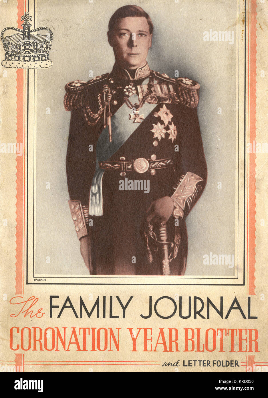 El Rey Eduardo VIII (1894-1972) en uniforme de gala en un diario familiar Año de Coronación del papel secante. Fecha: 1937 Foto de stock