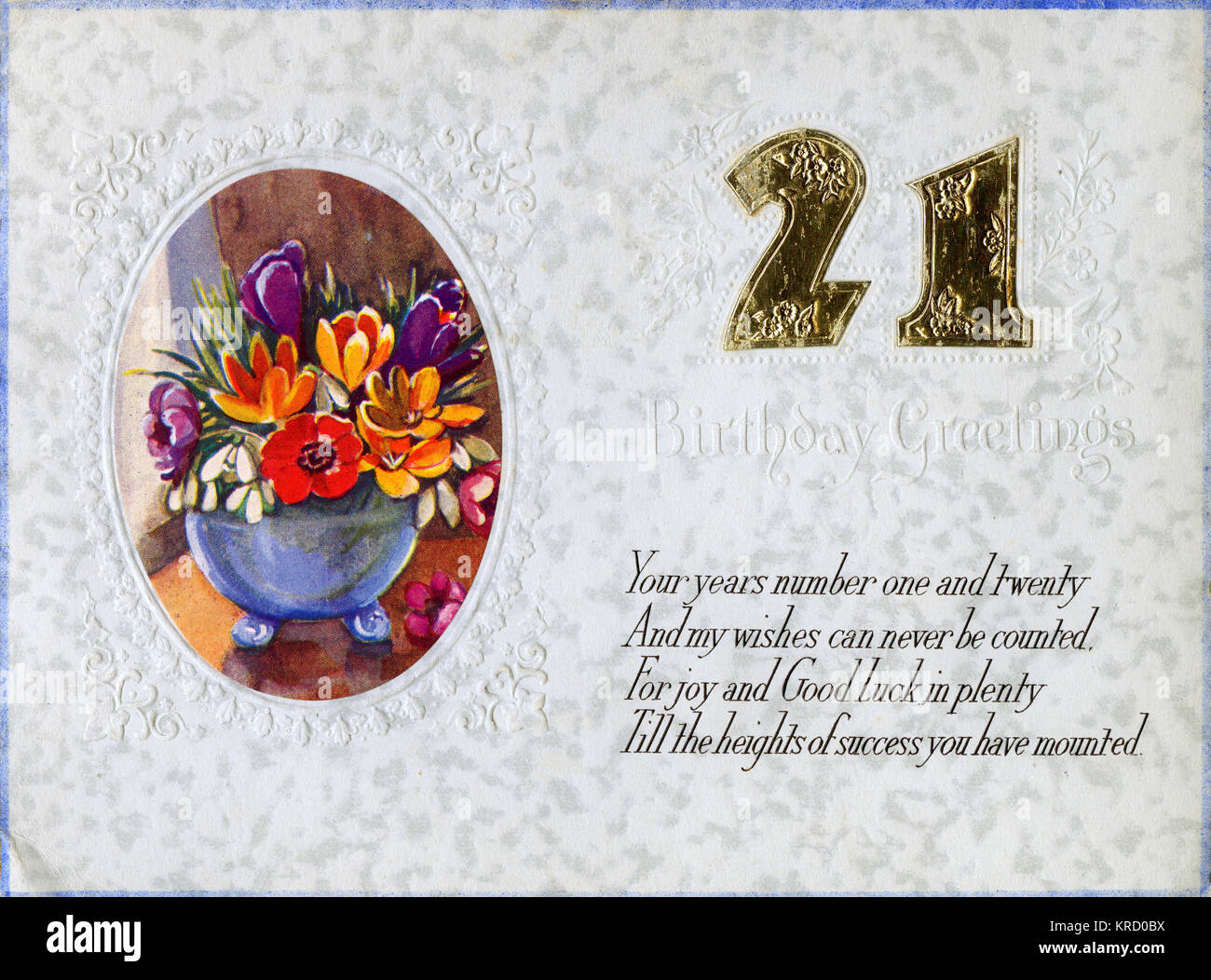 Una tarjeta de cumpleaños 21 con un jarrón de flores de colores en un óvalo del bastidor. Fecha: 1936 Foto de stock