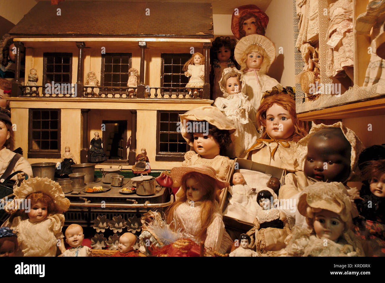 Muñecas victorianas fotografías e imágenes de alta resolución - Alamy
