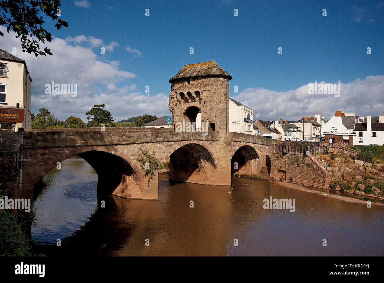 Puente Monnow y Gate, Monmouth, Gwent. Construido al otro lado del Río Wye a finales del siglo XIII, este es un raro la supervivencia de un puente medieval donde se levanta la torre de la puerta en el propio puente. Fecha: Septiembre de 2007 Foto de stock