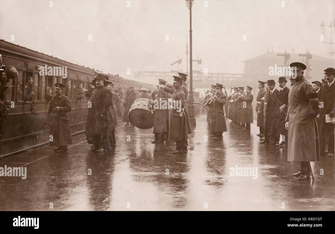 El príncipe Arturo, Duque de Connaught y Strathearn (1850-1942), sobre una plataforma de estación ver miembros de la Guardia Escocesa parten para Egipto. Fecha: circa 1910 Foto de stock