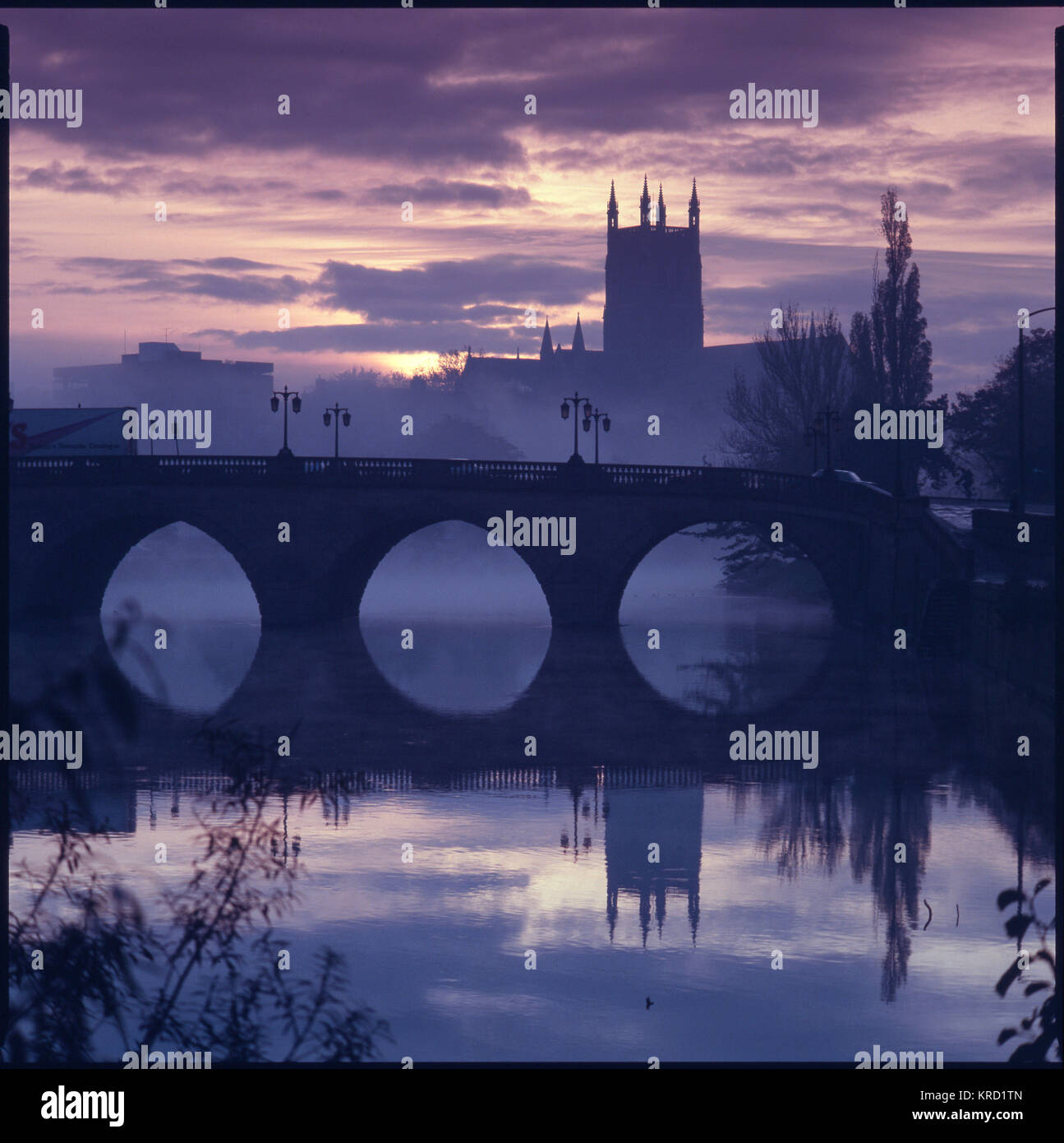 Una encantadora atmósfera del amanecer de invierno sobre el río Severn en Worcester, Inglaterra, mostrando la Catedral en silueta. Fecha: 1986 Foto de stock