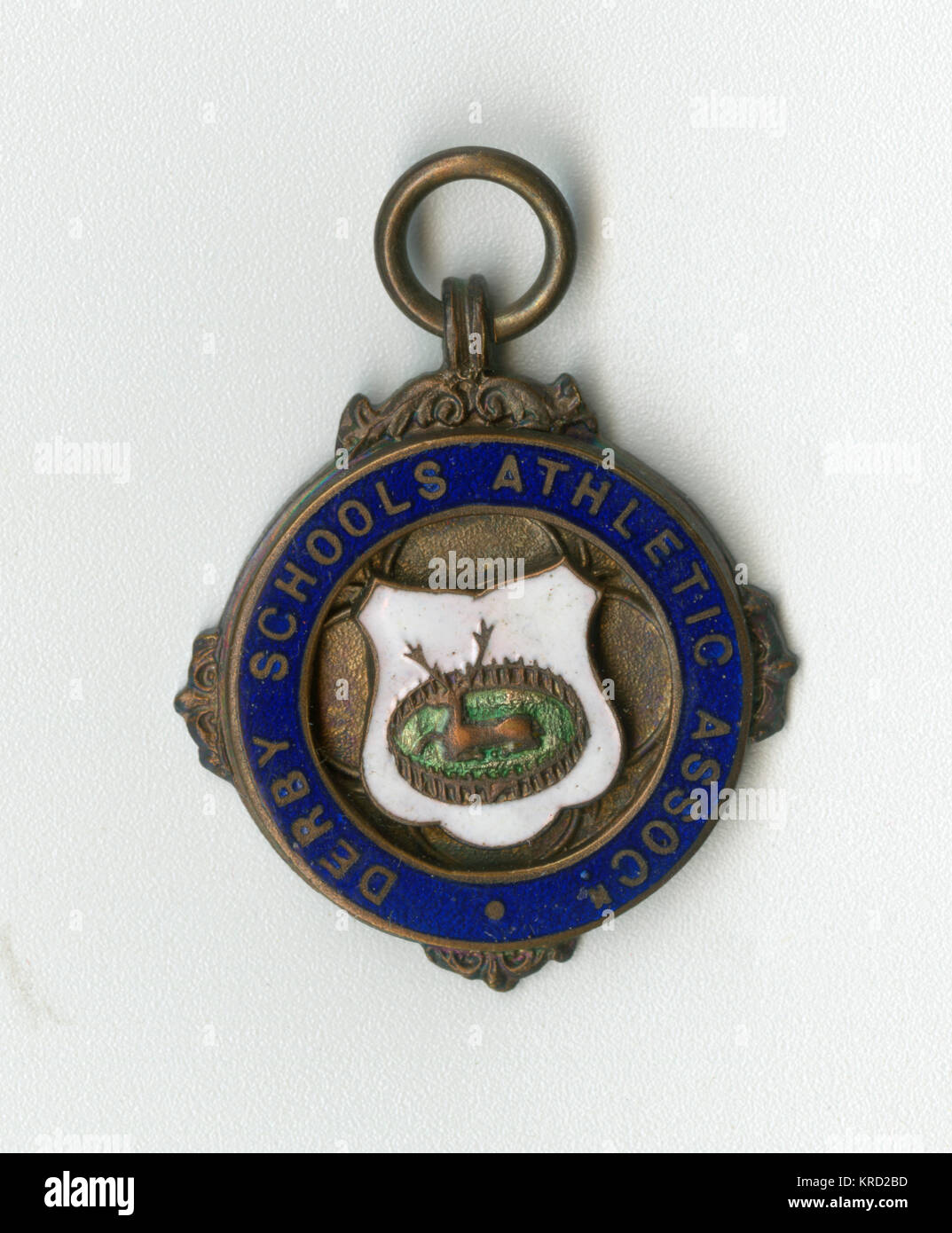 Medalla de la Asociación Atlética de escuelas de Derby, Derby con el emblema de un ciervo en un parque en el centro. Fecha: circa 1920 Foto de stock