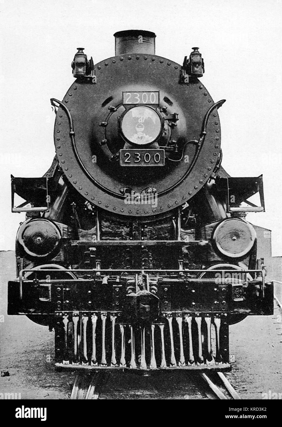 Un monarca de la rampa: el frente de una locomotora 4-6-2 de pasajeros de la Canadian Pacific Railway. Fecha: c. 1930 Foto de stock