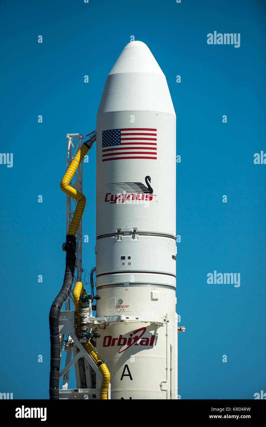 La Orbital Sciences Corporation, con su cohete Antares Cygnus a bordo de la nave espacial de carga, es visto en el Mid-Atlantic Regional Spaceport (MARS) Pad-0A en las Instalaciones de Vuelo Wallops de la NASA, Martes, Septiembre 17, 2013 en Virginia. Socio comercial espacial de la NASA, la Orbital Sciences Corporation, está apuntando a un 18 de septiembre para lanzar su demostración carga misión de reabastecimiento de la Estación Espacial Internacional. Crédito de la foto: (NASA/Bill Ingalls) Antares Orb-D1 rocket sobre pad 201309170006at Wallops (HQ). Foto de stock
