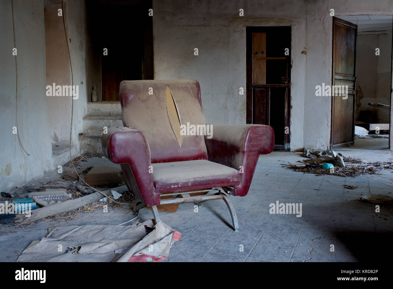 Muebles en una casa abandonada izquierdo Fotografía de stock - Alamy