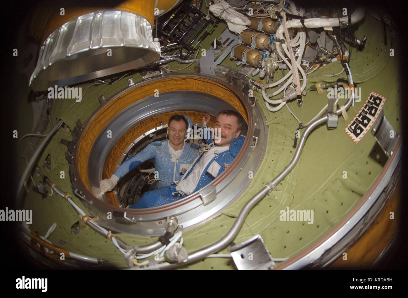 Michael E. Lopez-Alegria y Mikhail Tyurin en la Estación Espacial Internacional del compartimiento de acoplamiento Pirs Foto de stock