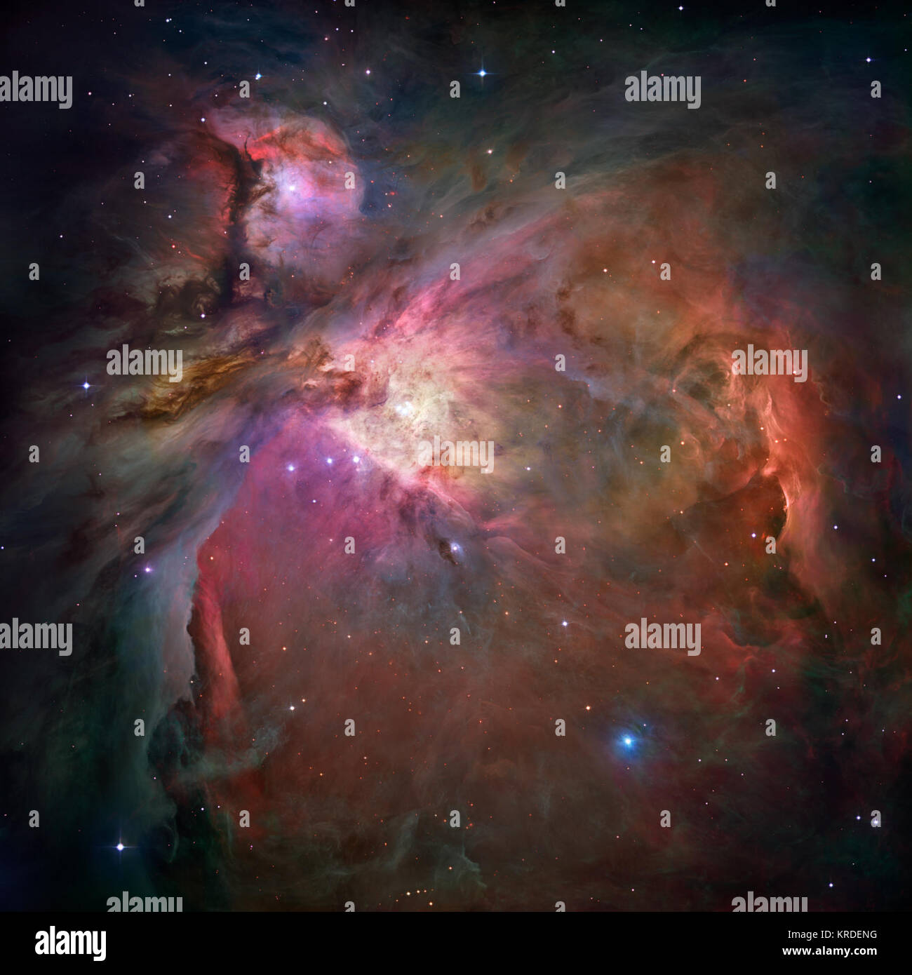 Esta dramática imagen ofrece una mirada al interior de una caverna de rebosante de polvo y gas donde se están formando miles de estrellas. La imagen, tomada por la Cámara Avanzada para estudios (ACS) a bordo de la NASA/ESA, el Telescopio Espacial Hubble representa la visión más nítida jamás tomada de esta región, llamada la Nebulosa de Orión. Más de 3.000 estrellas de diferentes tamaños aparecen en esta imagen. Algunos de ellos nunca han sido vistos en luz visible. Estas estrellas residen en un dramático el polvo y el gas paisaje de mesetas, montañas y valles que son reminiscencias de la Grand Canyon. La Nebulosa de Orión es un libro de imágenes de la formación de estrellas, desde el Foto de stock