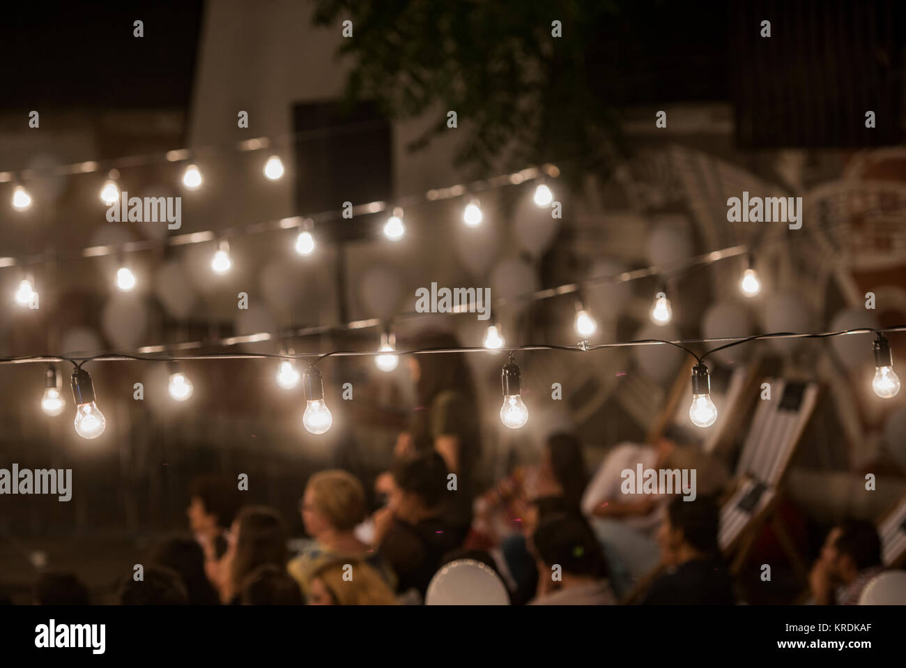 Las bombillas de luz de Noche - Fiesta de verano concepto Foto de stock