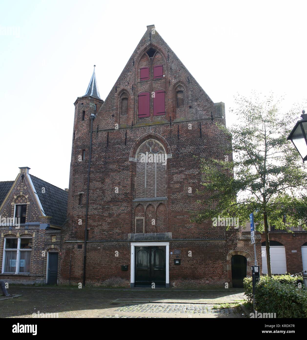 Waalse kerk (iglesia valona, Eglise Wallonne), iglesia calvinista en Zwolle, Holanda en Schoutenstraat. Edificio de la iglesia data de 1500. Foto de stock