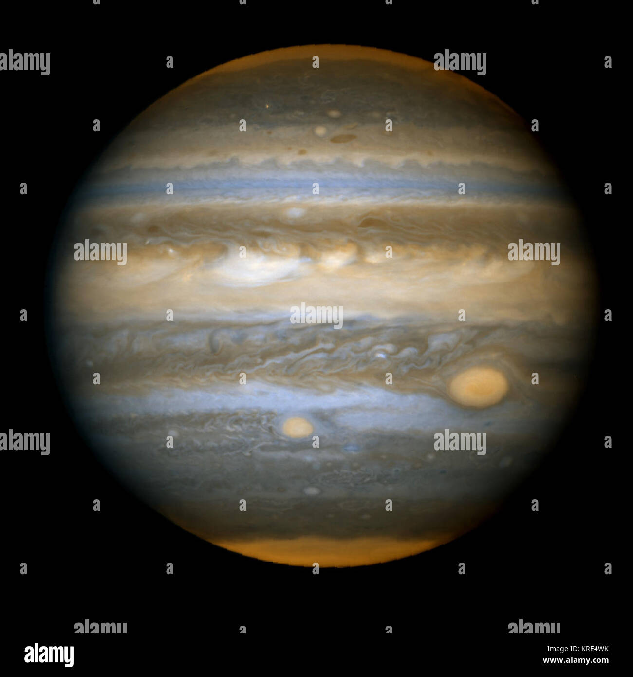 Imagen del disco completo de Júpiter desde ACS/CMA a las 18:42 UT, 16 de abril de 2006. Los dos filtros se muestran en rojo/naranja (F892N, casi IR fuerte banda de metano) y azul/cian (F502N continuo/cian claro). El grupo que realizó el Hubble esta observación está dirigida conjuntamente por Imke de Pater (UCB) Astronomía y Philip Marcus (UCB Ingeniería mecánica). Otros miembros del equipo son Michael Wong (UCB), Xylar Asay-Davis de Astronomía (UCB), Ingeniería Mecánica y Christopher Go, un astrónomo aficionado con la Liga astronómica de Filipinas. Nueva Mancha Roja en Júpiter desde el Hubble Foto de stock
