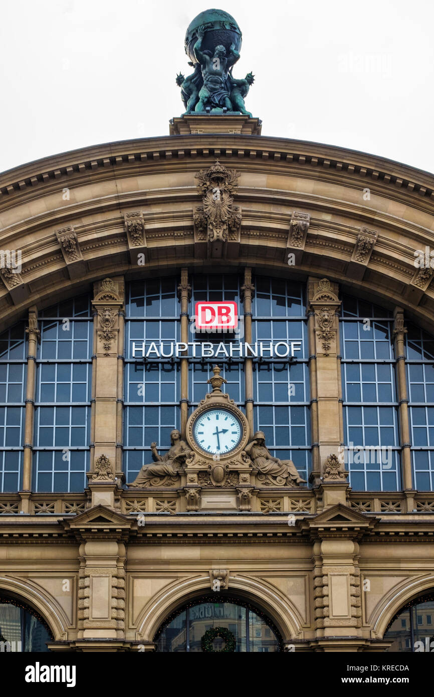 La estación de tren principal de Frankfurt Hauptbahnhof fachada