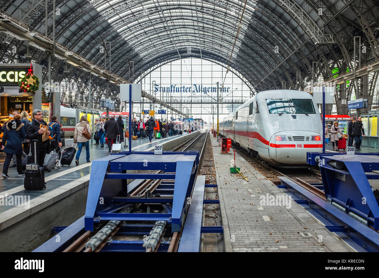 La estación de tren principal de Frankfurt Hauptbahnhof, la estación  central, la estación más concurrida en Alemania,construcción interior vía  hall Fotografía de stock - Alamy