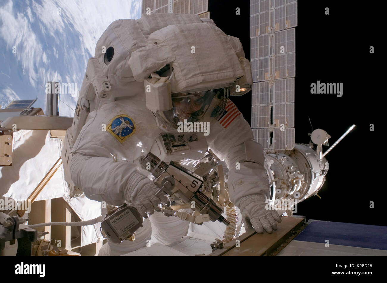 El astronauta Sunita L. Williams, ingeniero de vuelo de la expedición 14, utilizó una pistola como herramienta trabajó en la Estación Espacial Internacional en la primera de tres caminatas espaciales debiera ocurrir durante un periodo de nueve días. Durante las 7 horas de paseo espacial de 55 minutos que tuvo lugar el 31 de enero de 2007, Williams y el comandante de la estación de Michael E. Lopez-Alegria (fuera del encuadre) reconfigurar uno de dos bucles de refrigeración para el módulo laboratorio Destiny, reorganizar las conexiones eléctricas y asegurado el radiador de estribor del braguero P6 después de la retracción. Crédito de la imagen: NASA la reconfiguración de la estación (6377206309) Foto de stock